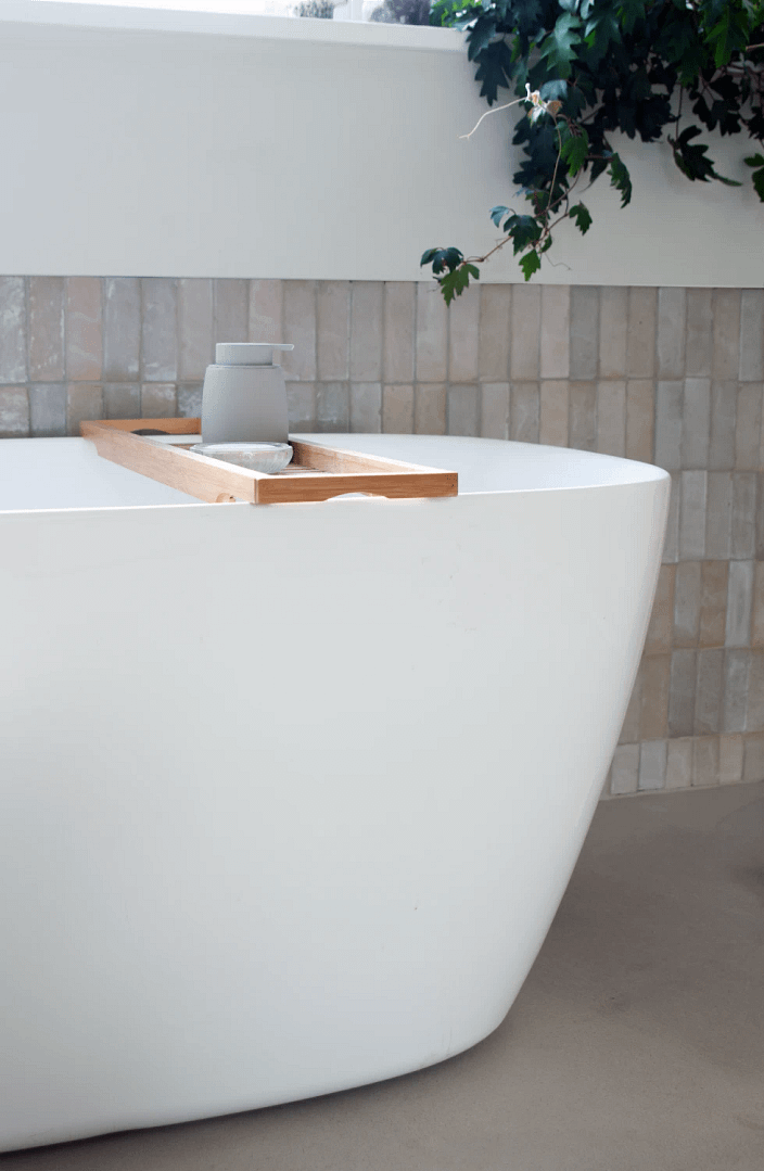 Scandinavische slaapkamer en-suite-badkamer